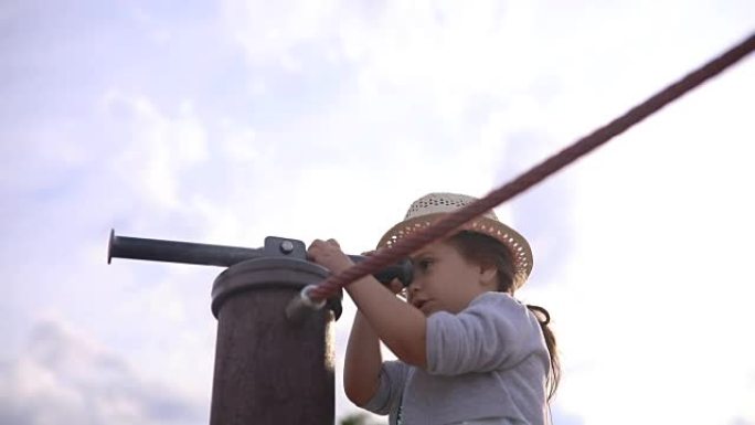 幼儿通过手持望远镜观看