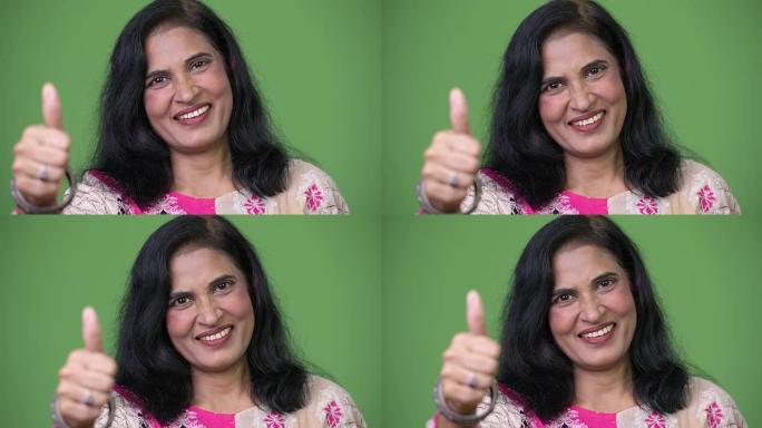 成熟快乐美丽的印度女人微笑而竖起大拇指的特写镜头