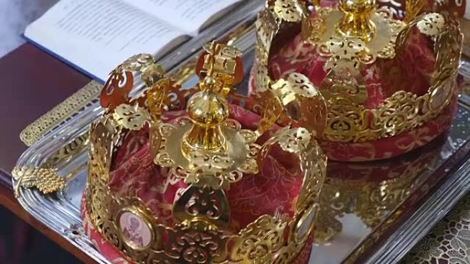 婚礼的教堂属性。祭坛上有金冠。牧师的属性。教堂内部