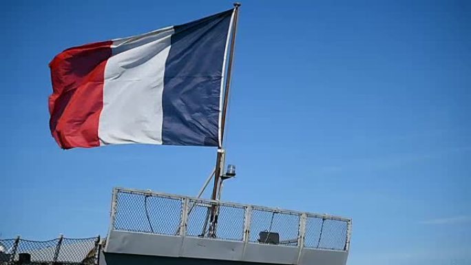 法国护卫舰绑在港口的码头上
