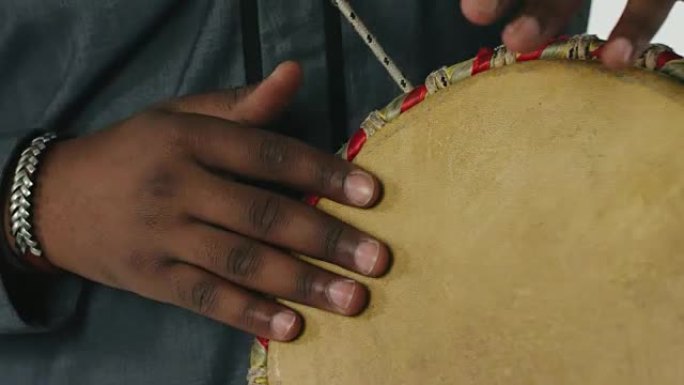 特写非洲人在djembe鼓上演奏的手
