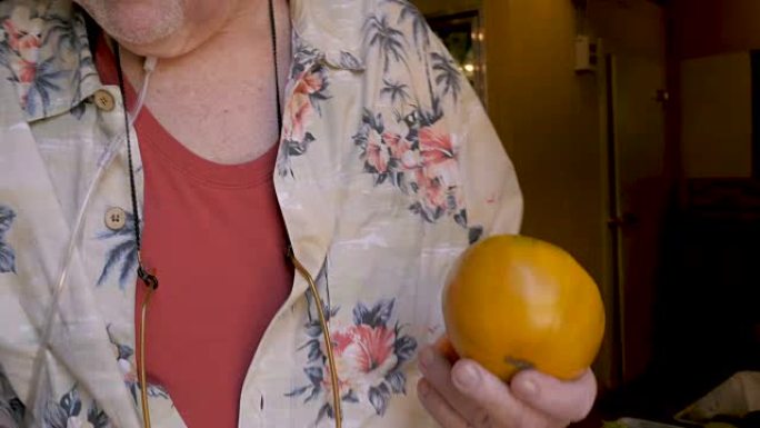 戴鼻氧气管的老人选择传家宝西红柿