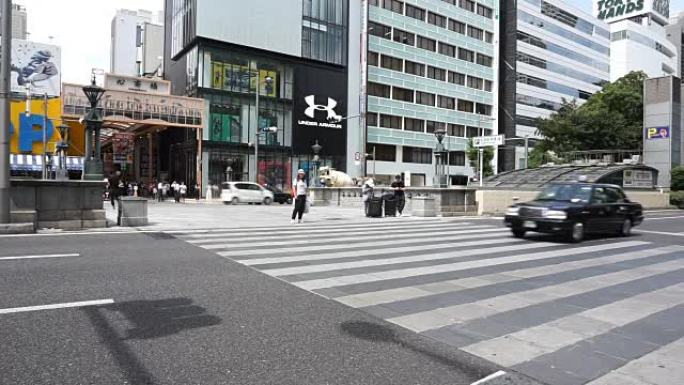 宽镜头。在大阪心斋桥散步的人们。