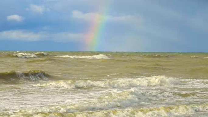 日落和暴雨后海洋中的彩虹。清晨暴风雨中的彩虹