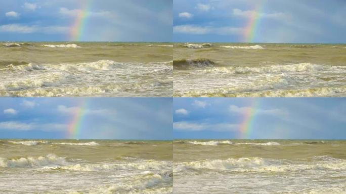 日落和暴雨后海洋中的彩虹。清晨暴风雨中的彩虹