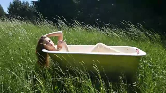 有魅力的女人躺在浴缸里。