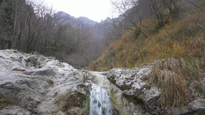 山区景观中的小瀑布和岩石