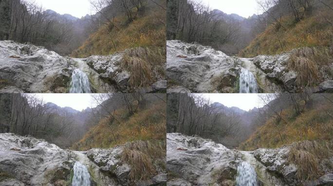 山区景观中的小瀑布和岩石