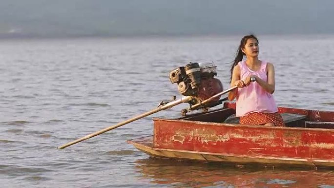 亚洲女渔夫正驾船抓鱼
