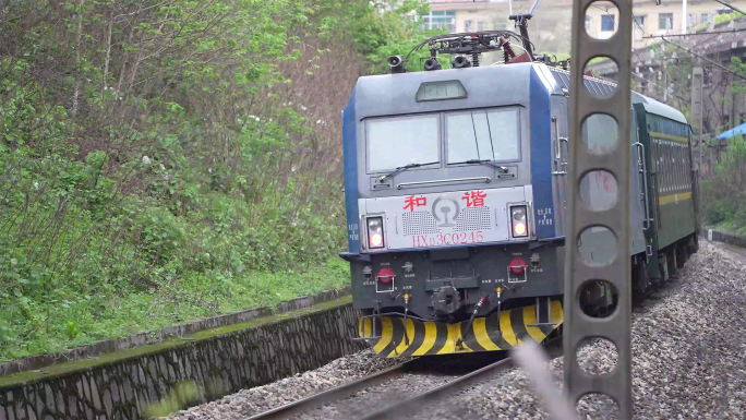 4k实拍绿皮老式火车镜头素材