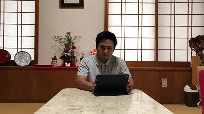 操作平板电脑的日本人