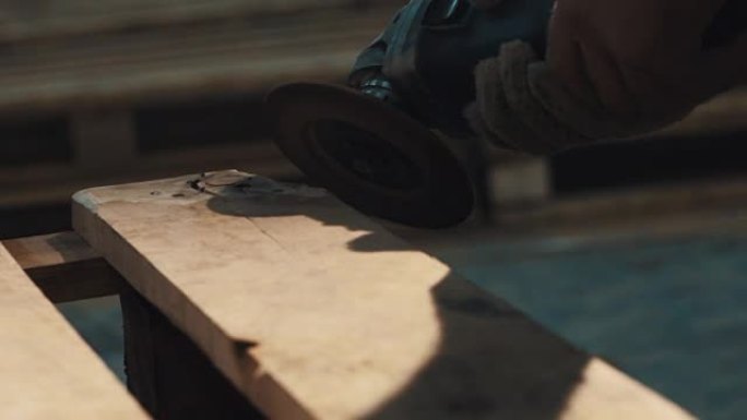 车间木板上的角磨机磨平
