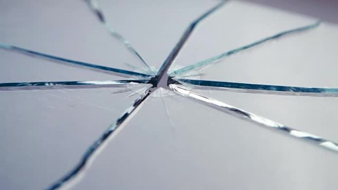 玻璃躺在桌子上，碎成碎片。特写
