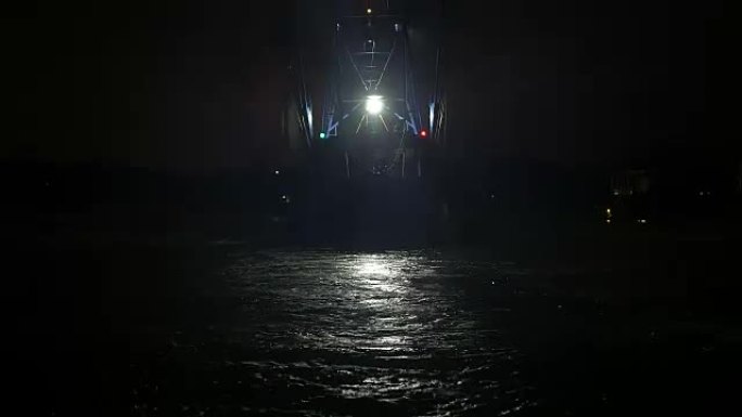 晚上虾船离开码头