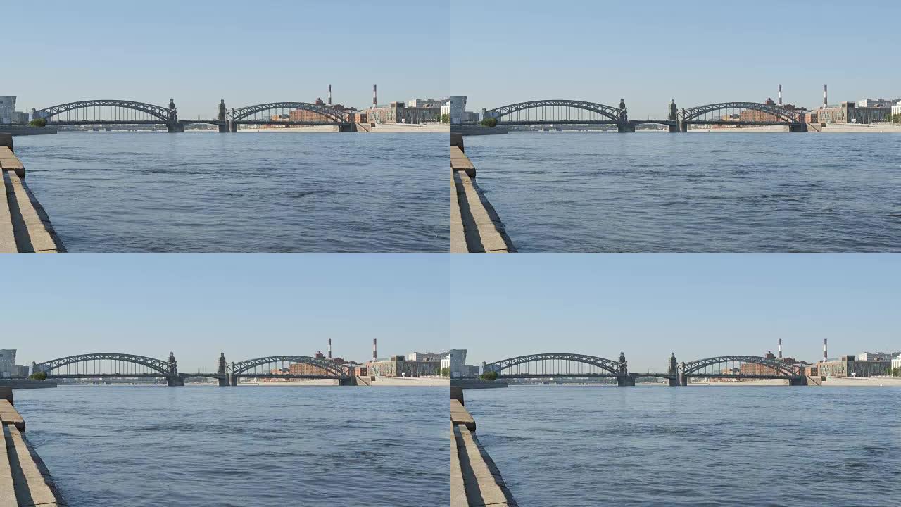 石堤、彼得大桥和夏季的涅瓦河-俄罗斯圣彼得堡