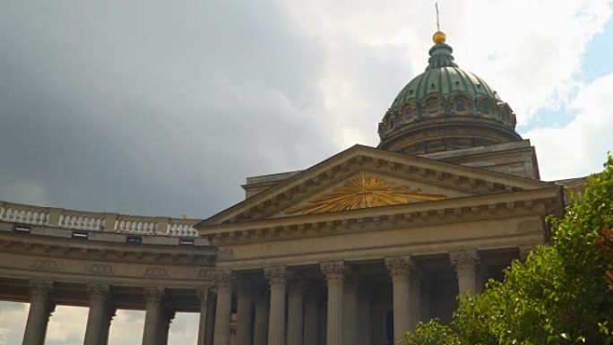 圣彼得堡喀山主教座堂的圆顶和圆柱