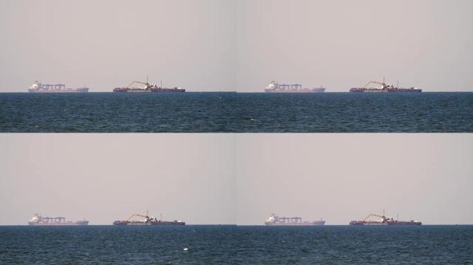 货轮航行，在朦胧的海洋中的海洋地平线天空移动。跨海在甲板上运载散装货物的多用途船。航运服务