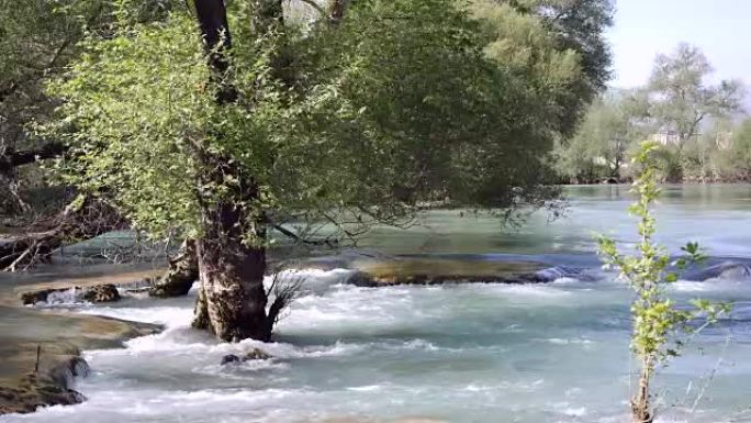 安塔利亚马纳夫加特瀑布的壮丽景色