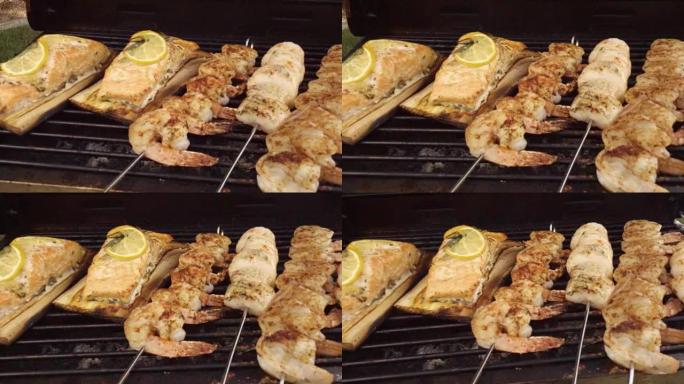 三文鱼、扇贝和大虾混合海鲜烧烤