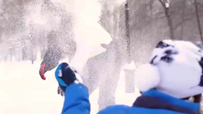 情侣在雪地里玩耍