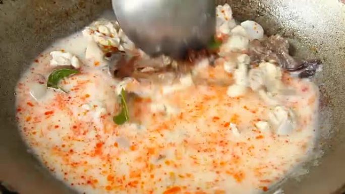 烹饪鸡肉椰子汤或Tom kha gai，泰国名菜