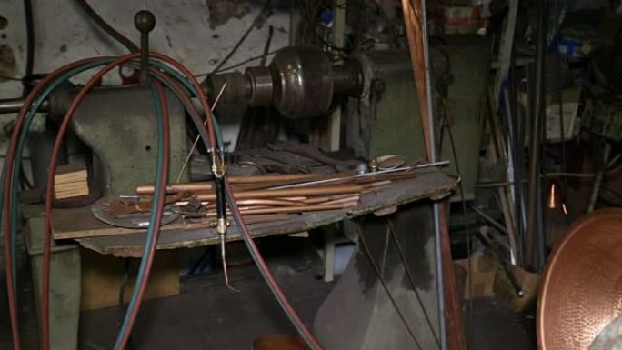 在铜匠的车间: 焊接机和车床