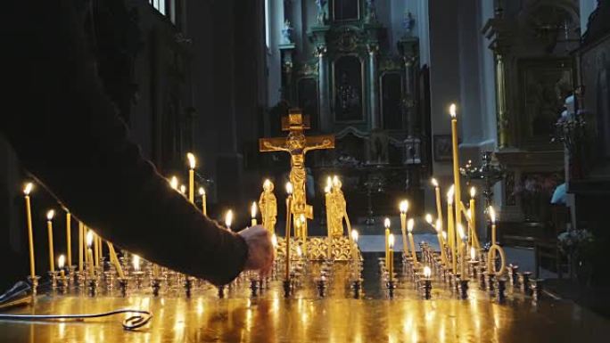 在东正教教堂燃烧蜡烛