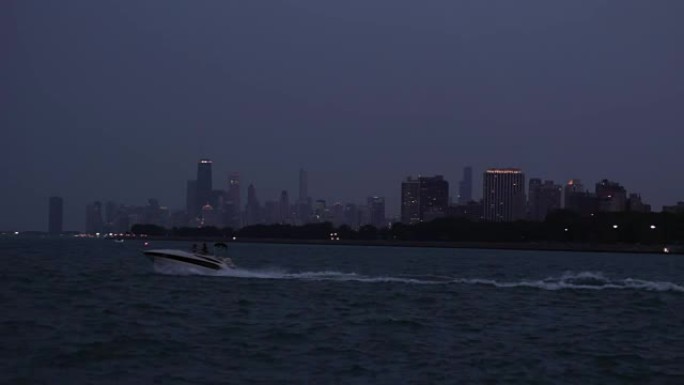 朦胧的芝加哥天际线黄昏湖船
