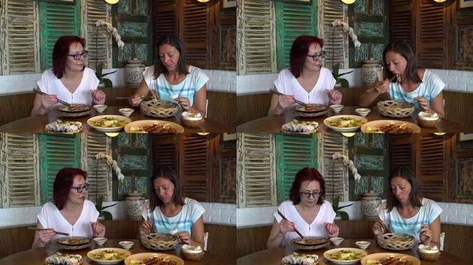 女人在日本餐馆吃海鲜筷子