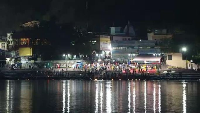 瑞诗凯诗恒河的夜间全景。