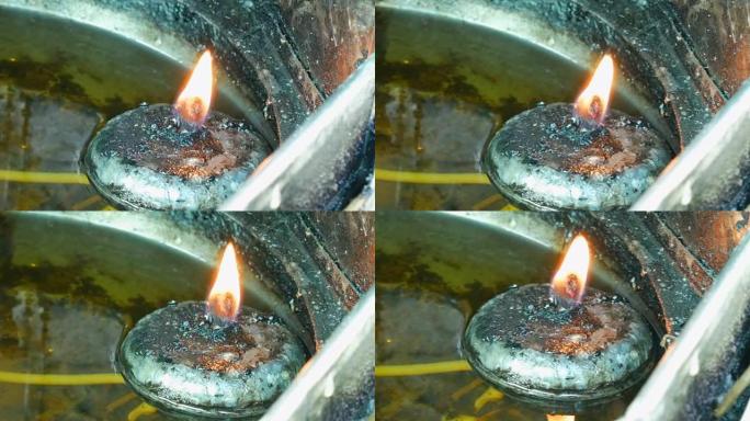 特殊房子里有永恒火的圆形铁蜡烛。佛教以火的形式向神灵献祭