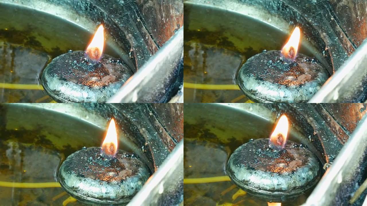 特殊房子里有永恒火的圆形铁蜡烛。佛教以火的形式向神灵献祭