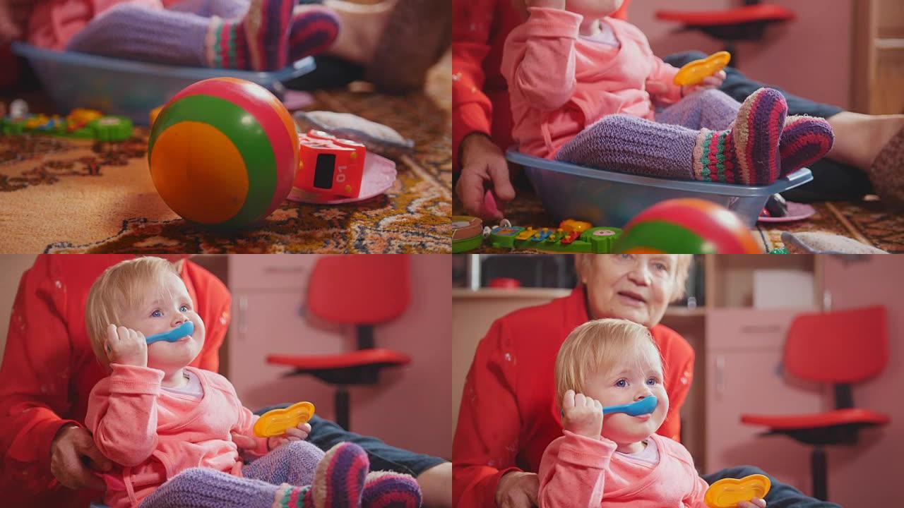 可爱的小女孩和她漂亮的祖母坐在地板上一起玩，专注于玩具
