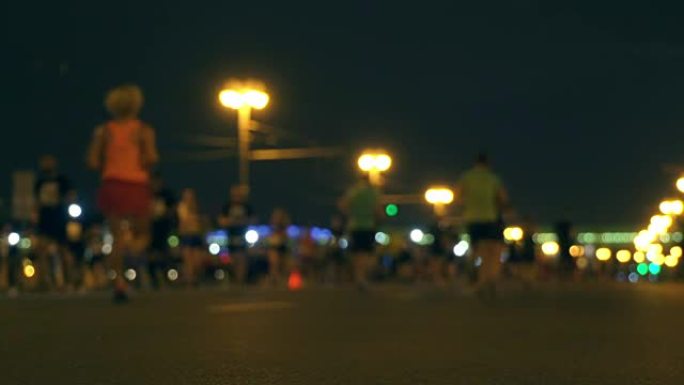 夜间城市跑步，带led灯的人群跑步，午夜跑步，每年夏季举行的短途马拉松比赛，模糊中的无法识别的人，l