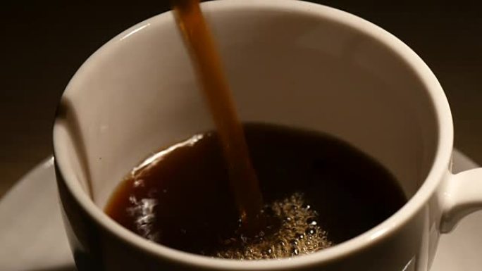 将咖啡倒入白杯中倒水下午茶