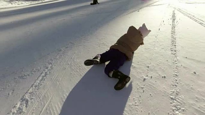 冬装快乐的孩子边玩边笑边开雪