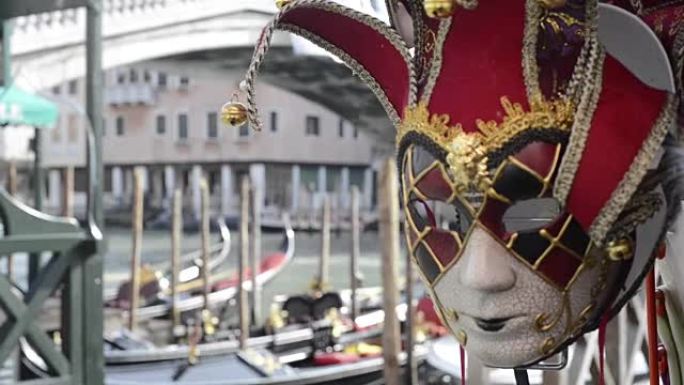 威尼斯狂欢节面具，背景是威尼斯的大运河和吊船