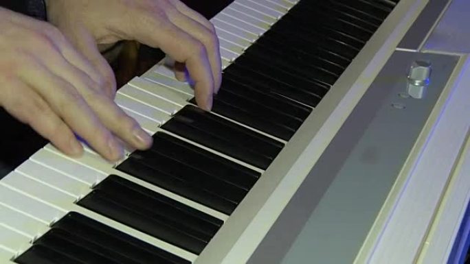 音乐家用数字钢琴演奏。钢琴家的手。合成器或电子钢琴