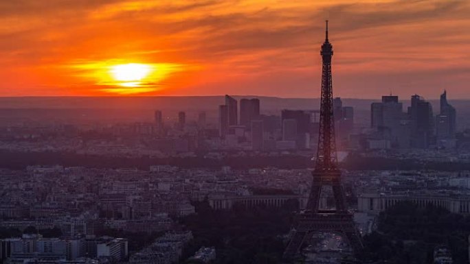 日落时分的巴黎全景。法国巴黎蒙帕纳斯大厦的埃菲尔铁塔景观