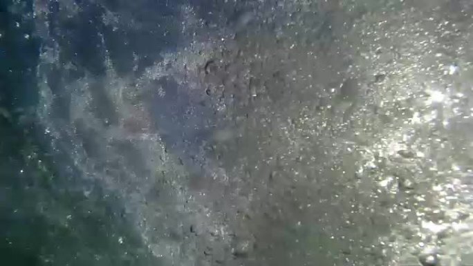 水下海里的气泡。