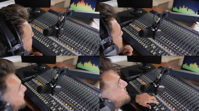 收音机工作，耳机中的男性在音频控制台旁边的麦克风中讲话