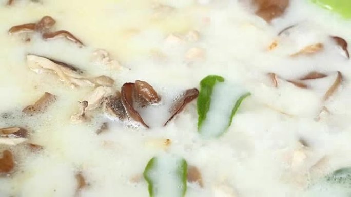 烹饪鸡肉椰子汤或Tom kha gai，泰国名菜