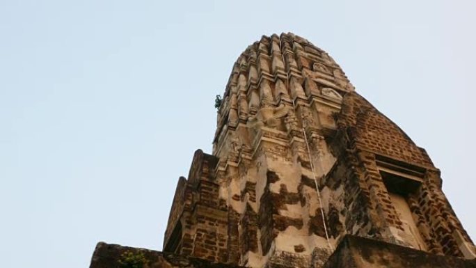 环顾四周，看到Ratchaburana寺庙的宝塔，Ratchaburana寺庙是Phra Nakho