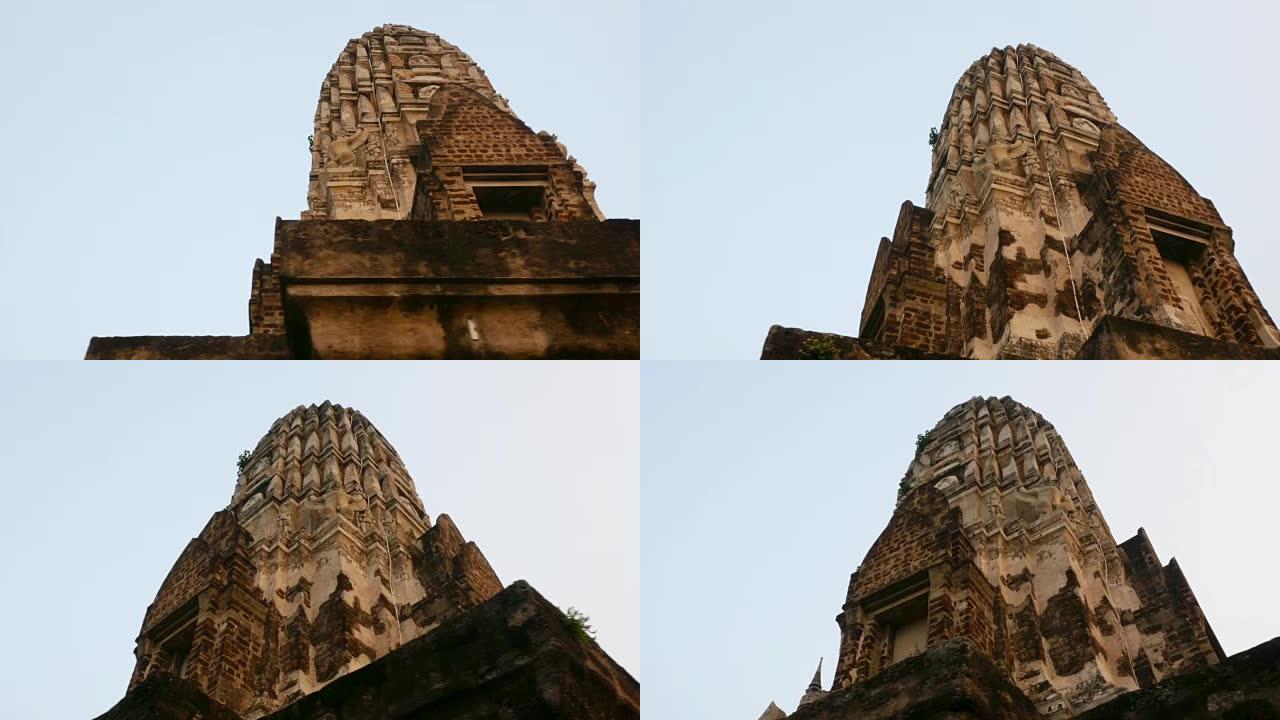 环顾四周，看到Ratchaburana寺庙的宝塔，Ratchaburana寺庙是Phra Nakho