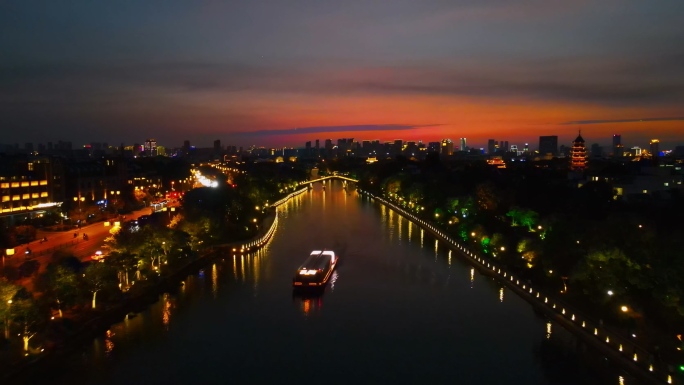 航拍中国风的古街河道夜景4K