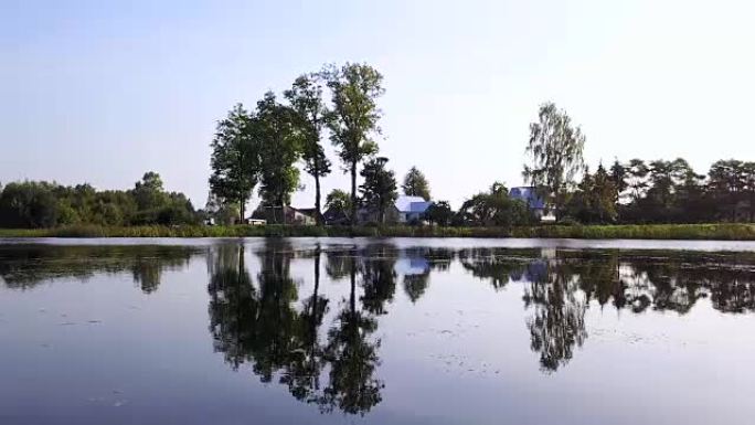树木和房屋反映在河的镜面上。航空测量