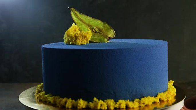 手工制作的蓝色蛋糕装饰着干梨