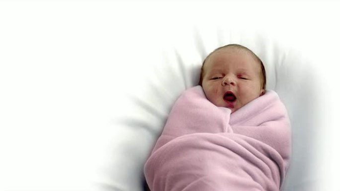 女婴睡在毯子里