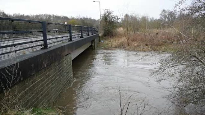 英格兰南约克郡罗瑟勒姆，迪恩河畔博尔顿和迪恩河畔瓦斯之间洪水中的迪恩河视频