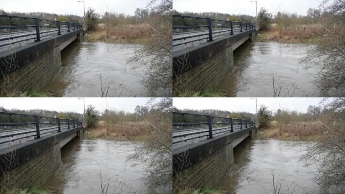 英格兰南约克郡罗瑟勒姆，迪恩河畔博尔顿和迪恩河畔瓦斯之间洪水中的迪恩河视频
